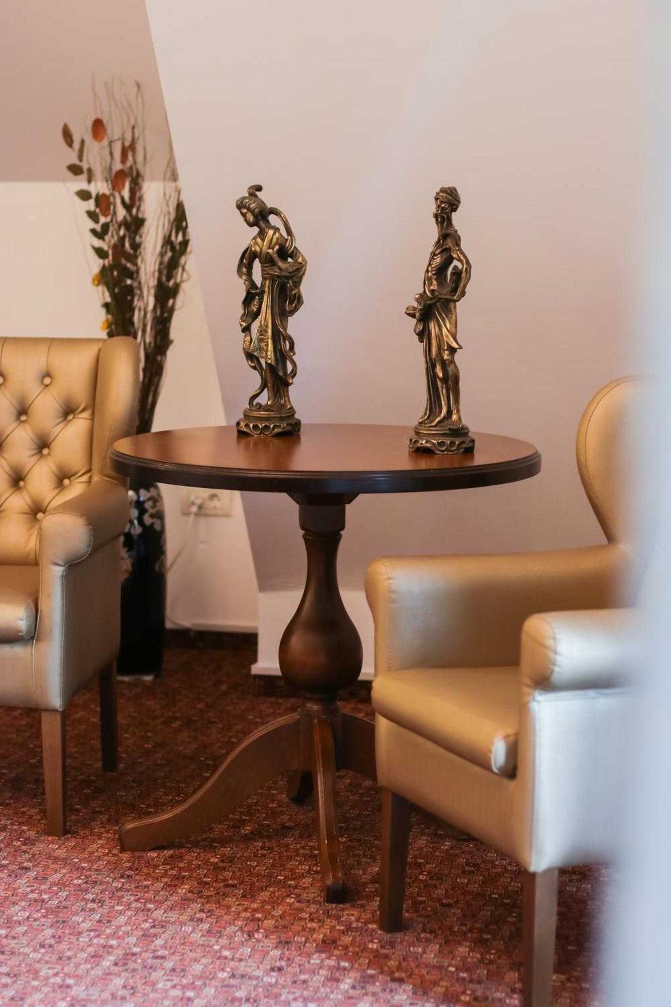 Opus Villa Sinaia Ngoại thất bức ảnh A table with a turned pedestal