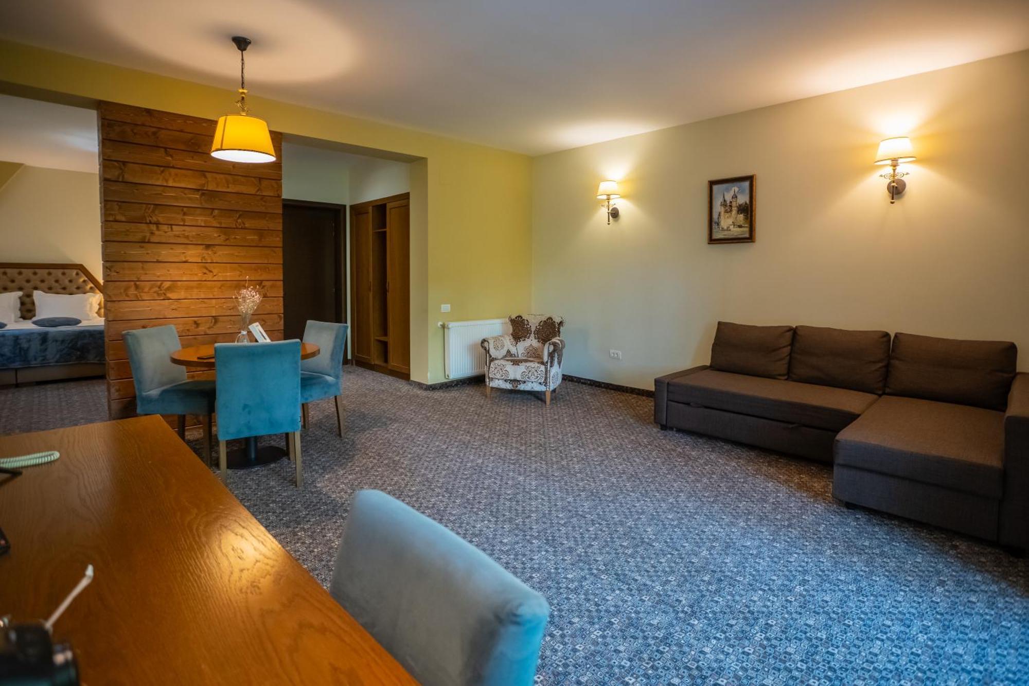 Opus Villa Sinaia Ngoại thất bức ảnh A living room in a typical apartment