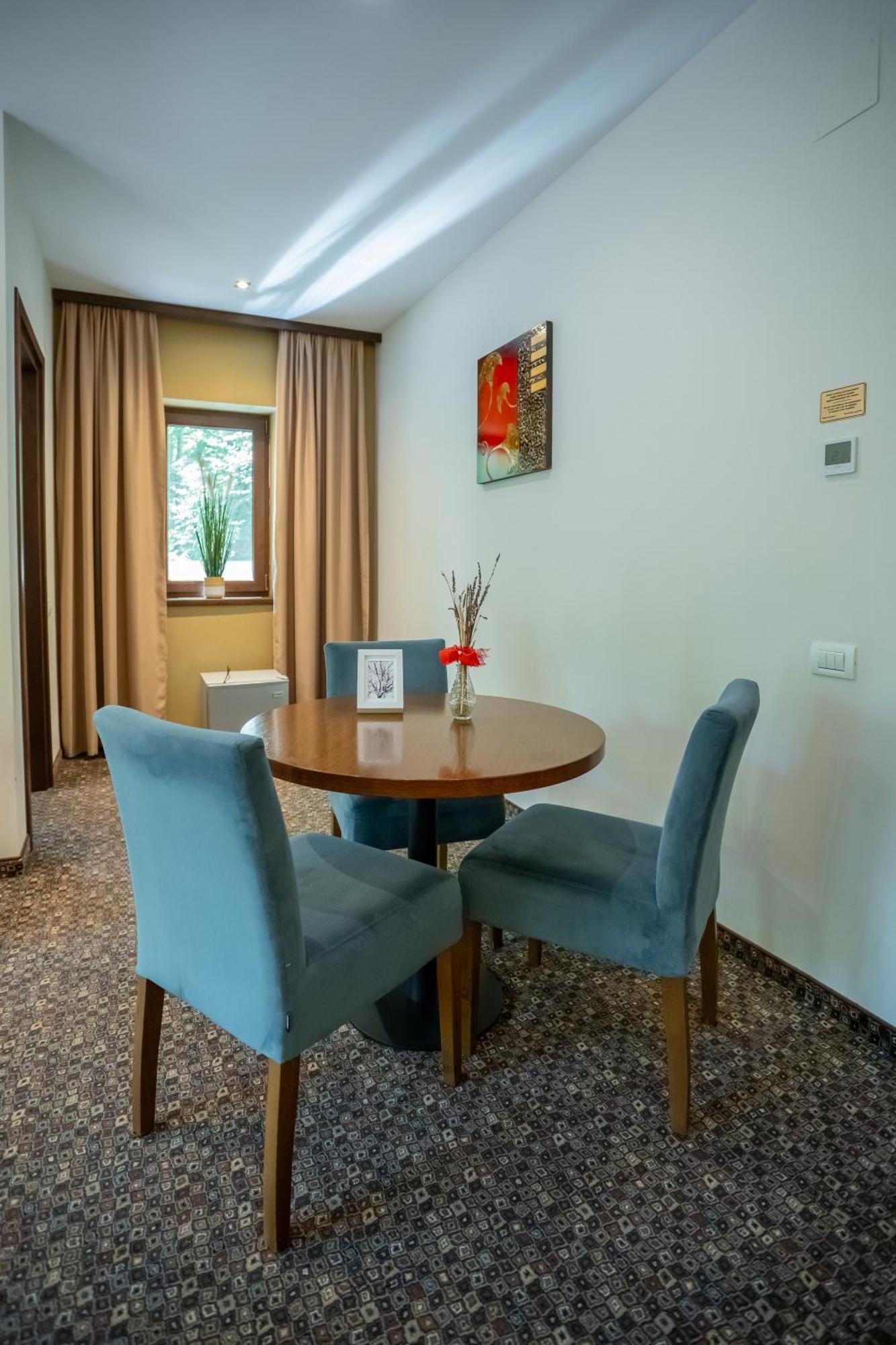 Opus Villa Sinaia Ngoại thất bức ảnh A dining room