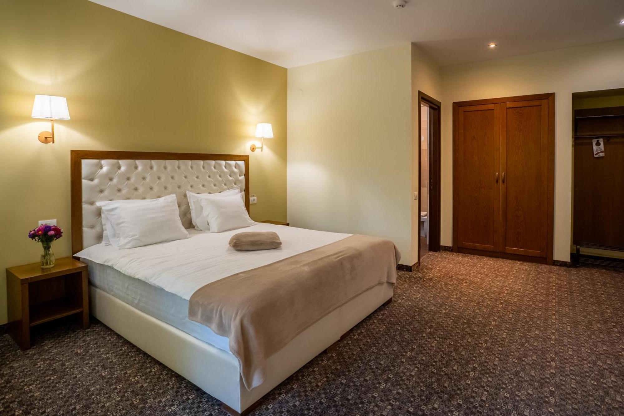 Opus Villa Sinaia Ngoại thất bức ảnh A bedroom in a hotel