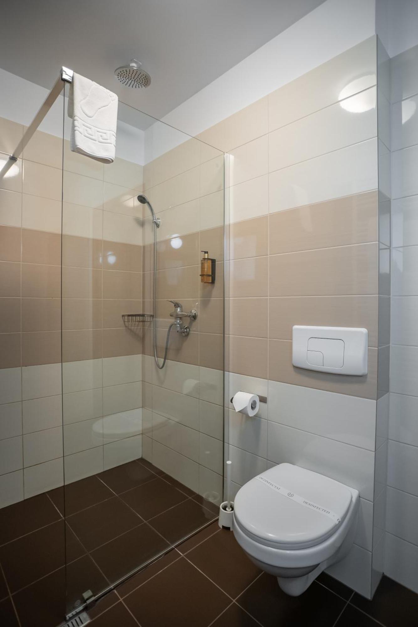 Opus Villa Sinaia Ngoại thất bức ảnh A shower cubicle