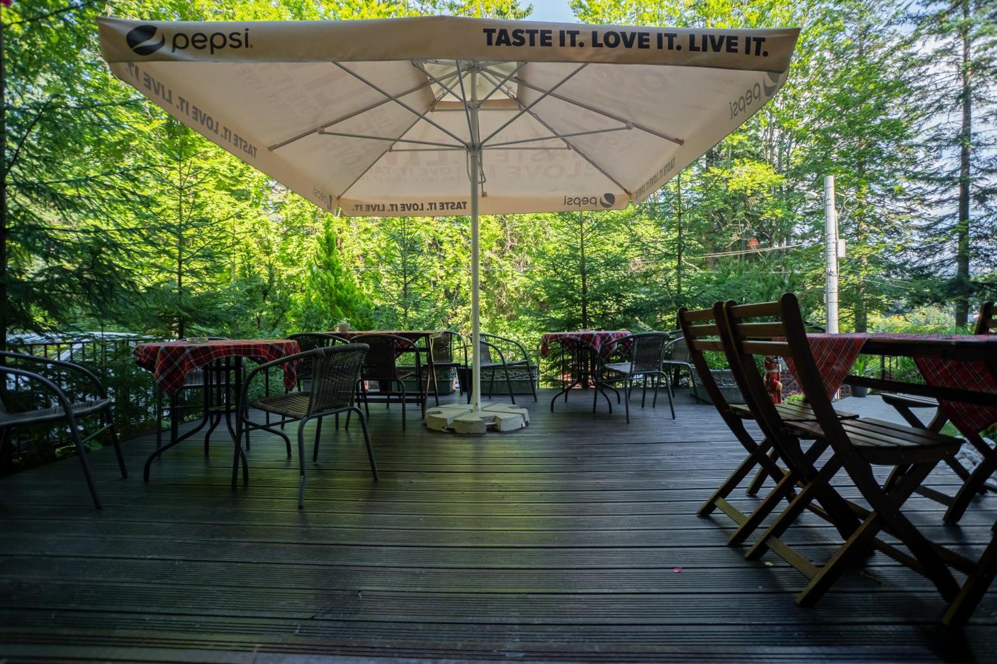 Opus Villa Sinaia Ngoại thất bức ảnh A patio umbrella